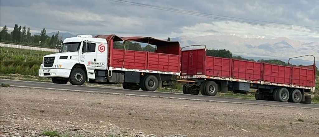Un camionero chocó a dos mujeres en moto en el Acceso Este en Maipú