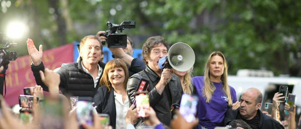 De caravana, Milei pidió a no ir a "la barbarie comunista de los Kirchner"