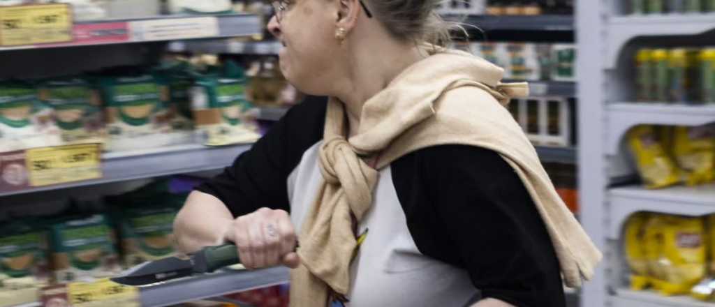 Video: intentó agredir con un cuchillo a un fotógrafo en un acto de Milei