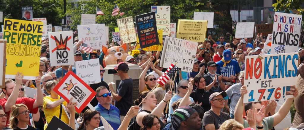 "Sin reyes": masivas protestas contra Trump en 2.600 ciudades de EEUU