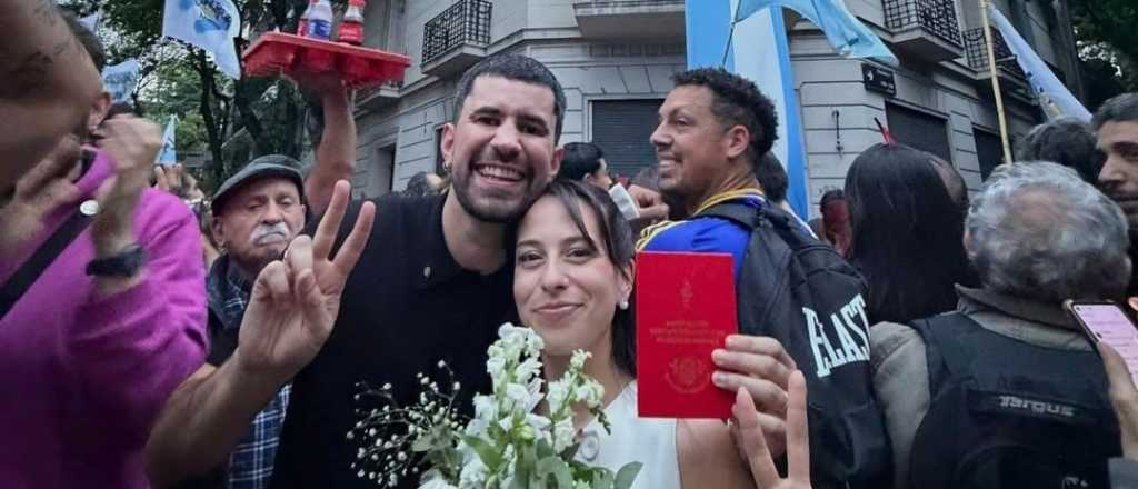 Más que lealtad: se casaron el 17 de octubre y le llevaron el ramo a CFK