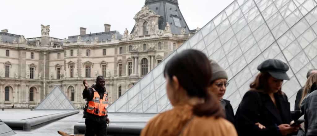 Cerraron el Museo del Louvre tras el atraco de joyas históricas