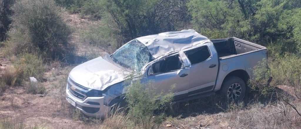 Murió una mujer al volcar una camioneta en General Alvear