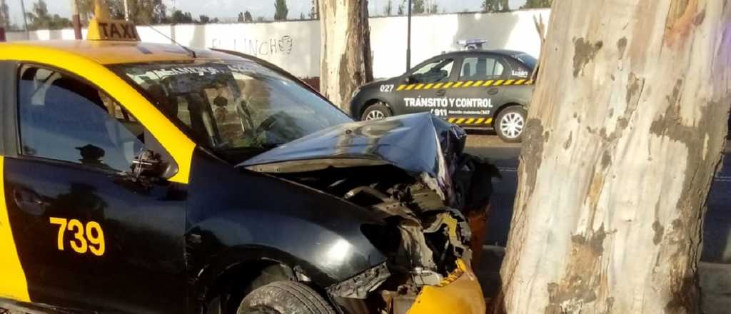 Un taxista chocó contra un árbol frente a la cancha de Luján