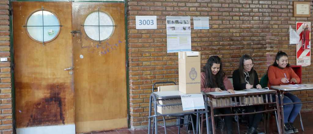 En cu&aacute;ntas escuelas se votar&aacute; este domingo: &iquest;abrir&aacute;n el lunes?