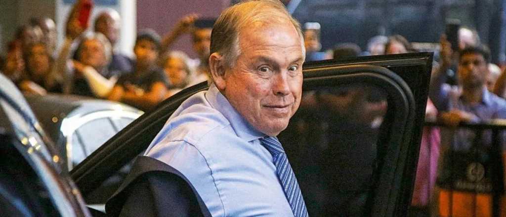 El "regalito" de Werthein: antes de renunciar firmó 80 traslados al exterior