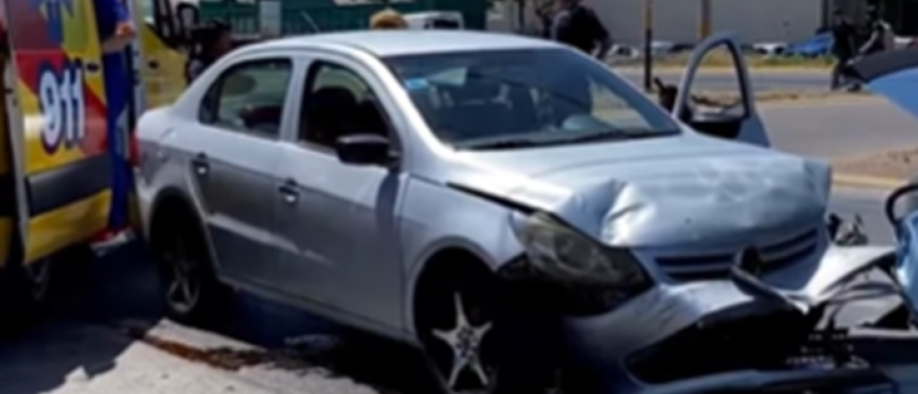 Fuerte choque en Acceso Norte: atienden a una mujer embarazada