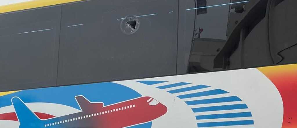 Hinchas de la U de Chile apedrearon el micro de Lanús y hubo incidentes