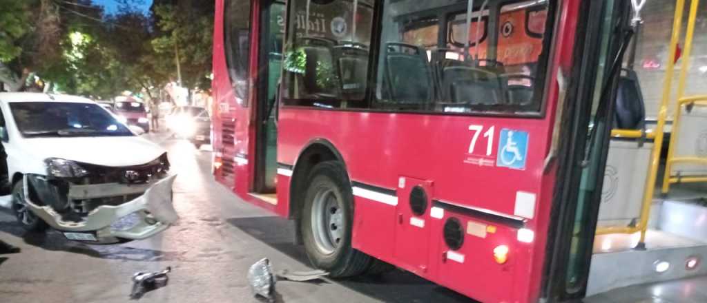 Choque entre un micro y un auto en pleno centro de Mendoza
