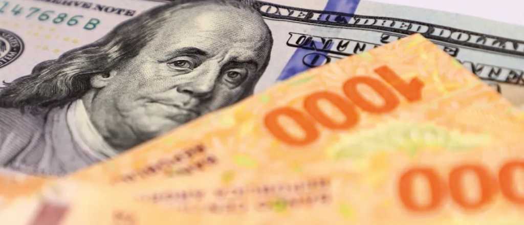 Dolarización récord: casi un tercio de los ahorros del país ya está en dólares