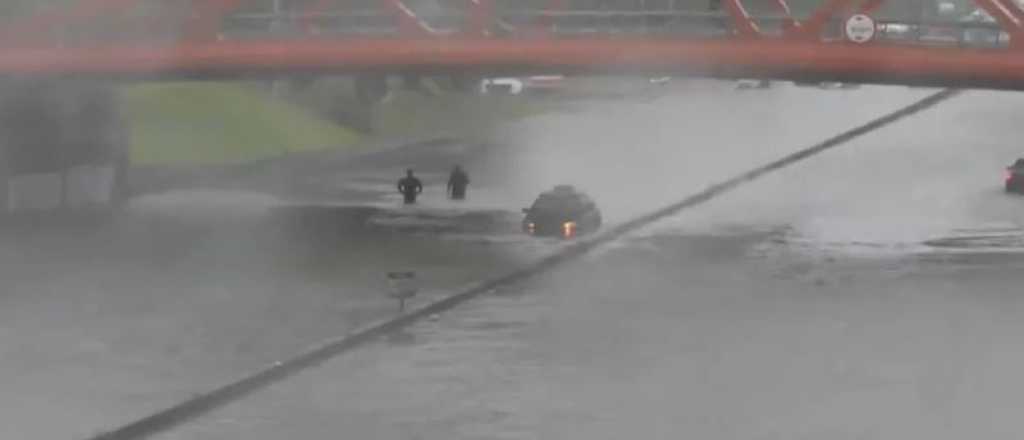 Un taxista falleció dentro de su auto en medio de la tormenta en AMBA