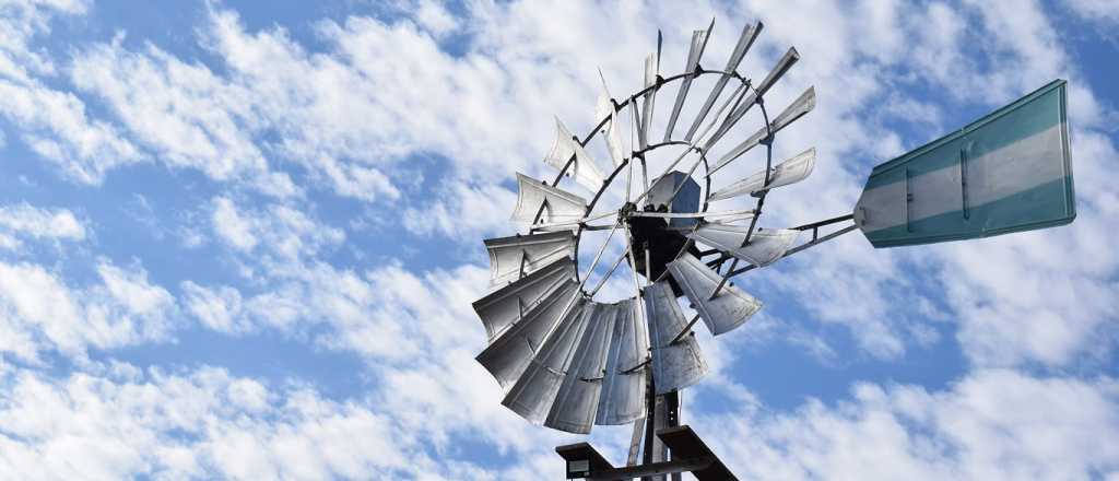 Un hombre cayó desde un molino y murió en General Alvear