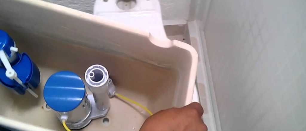 Cómo mantener limpia, sin sarro y desinfectada la mochila del inodoro