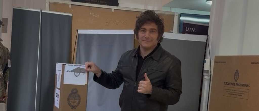 Milei lleg&oacute; puntual, hizo fila y emiti&oacute; su voto