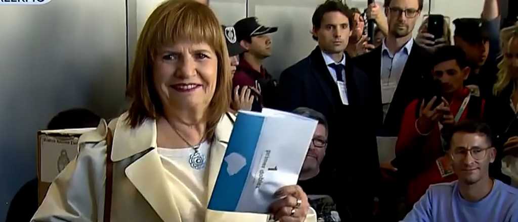 El blooper de Bullrich al votar: dobl&oacute; mal la boleta y tuvo que volver al biombo