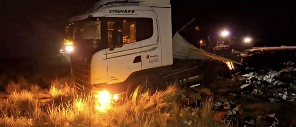 Un camión con vino volcó en la Ruta 7 y vecinos saquearon la carga