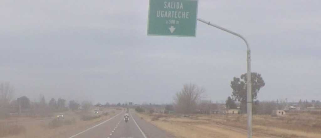 Par&oacute; a cambiar una rueda, lo amenazaron con un arma y le robaron el auto