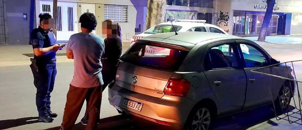Detuvieron a una pareja robando baldosas en pleno centro