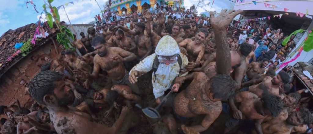Curiosa "guerra" de excremento de vaca en un festival religioso se vuelve viral