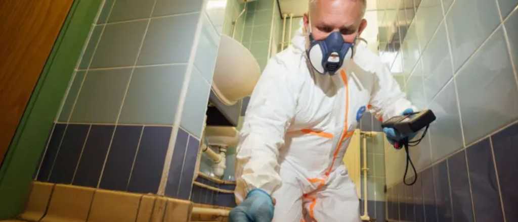 El hombre que hace 25 años limpia esos lugares donde nadie quiere entrar