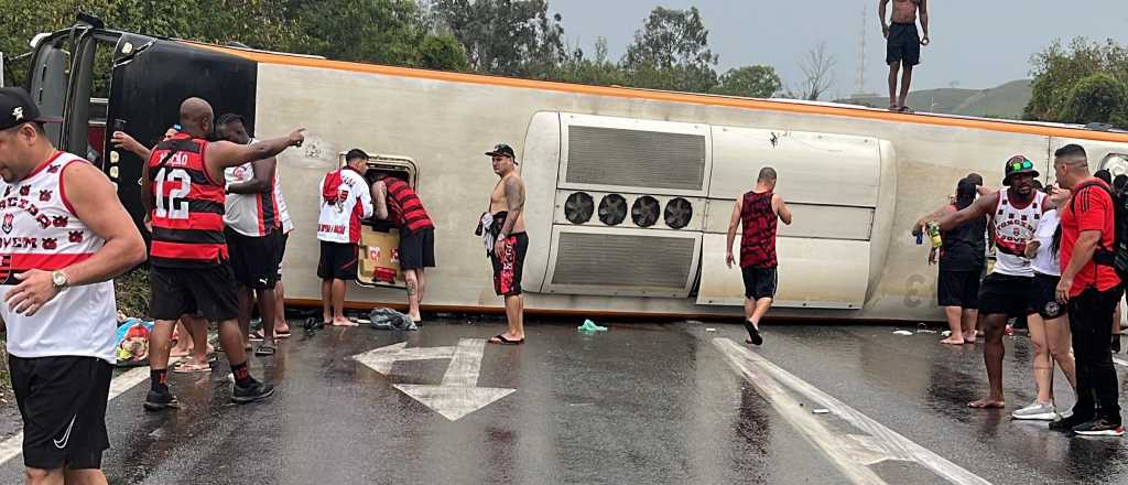 Videos: volcó un micro con hinchas de Flamengo rumbo a Buenos Aires
