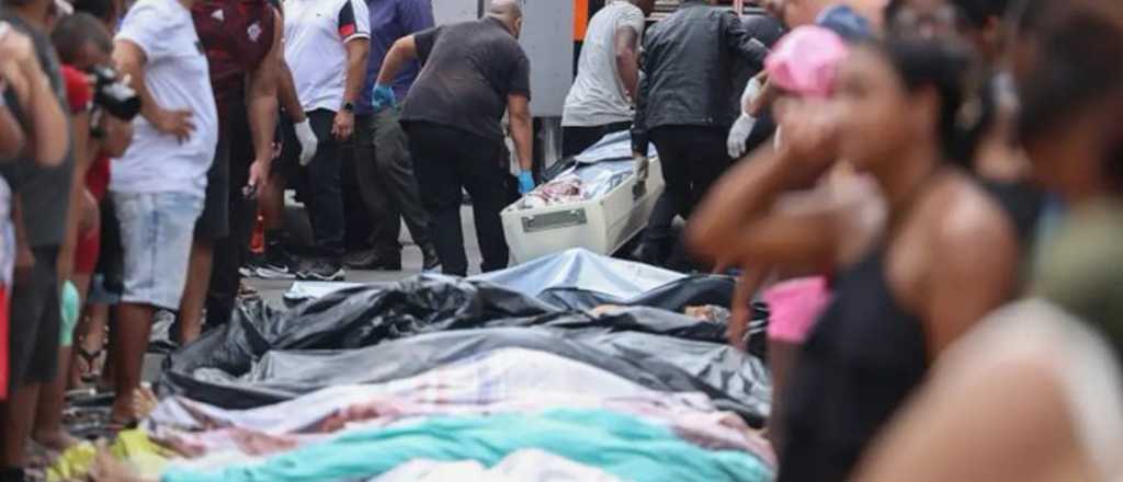 Hay 132 muertos en Río de Janeiro: vecinos trasladan cuerpos a una plaza