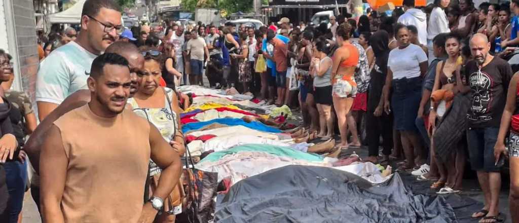Un fusil del Ejército argentino, entre las armas del Comando Vermelho