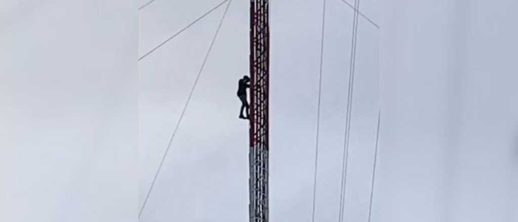 Video: escaló 80 metros una antena en Santa Rosa para exigir ver a sus hijos