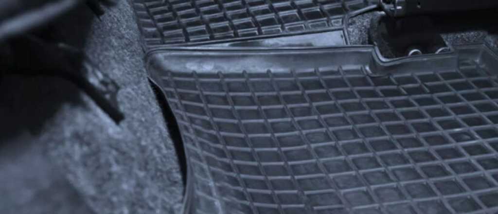 Por qué conviene rociar vinagre en las alfombras del auto