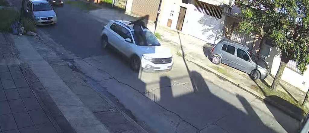 Video: una conductora "se llevó puesto" a un joven en el capó