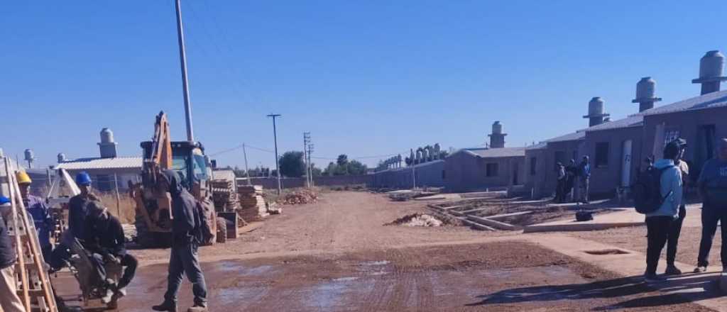 Tres asaltantes les gatillaron el arma a dos obreros y la bala falló