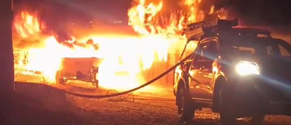 Videos: impactante incendio en unas cabañas en El Carrizal