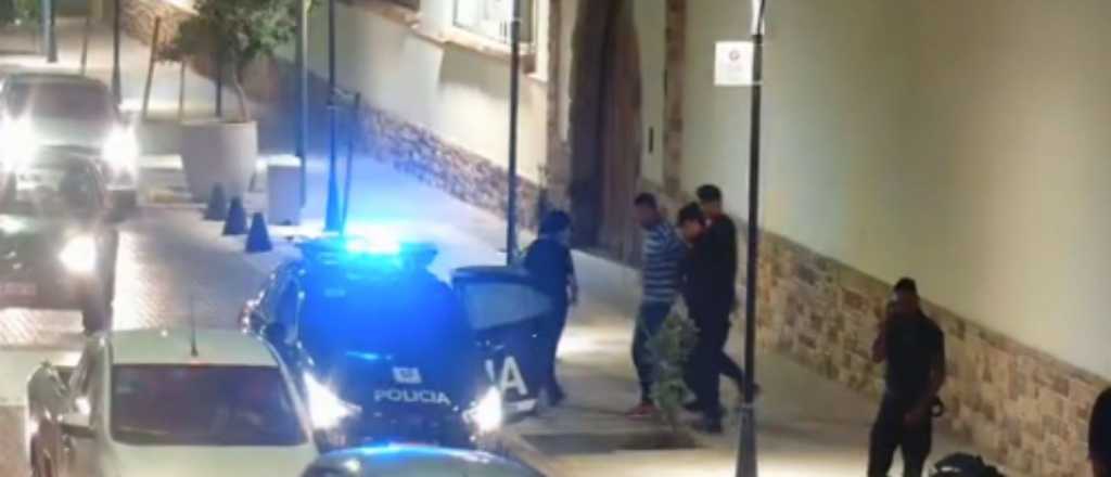 Lo filmaron forzando autos en Godoy Cruz y terminó detenido