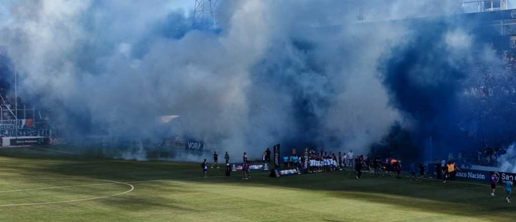 Video: impactante recibimiento para Godoy Cruz en el cl&aacute;sico cuyano
