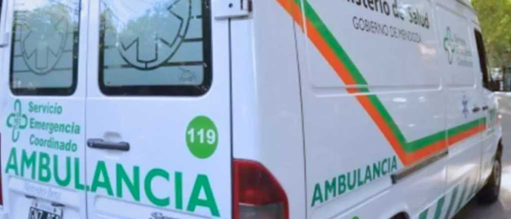 Un joven terminó hospitalizado tras conducir ebrio su auto y caer a un canal