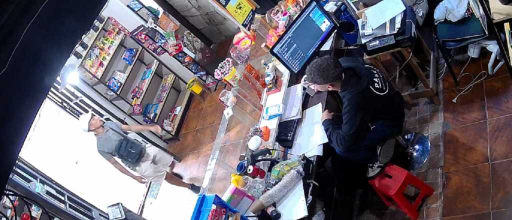 Video: armado con un cuchillo asaltó un kiosco de la Alameda