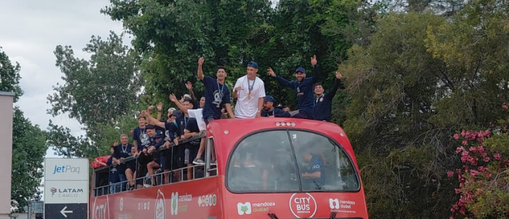 Lepra campeón: hubo "caravanazo" desde el aeropuerto al Gargantini