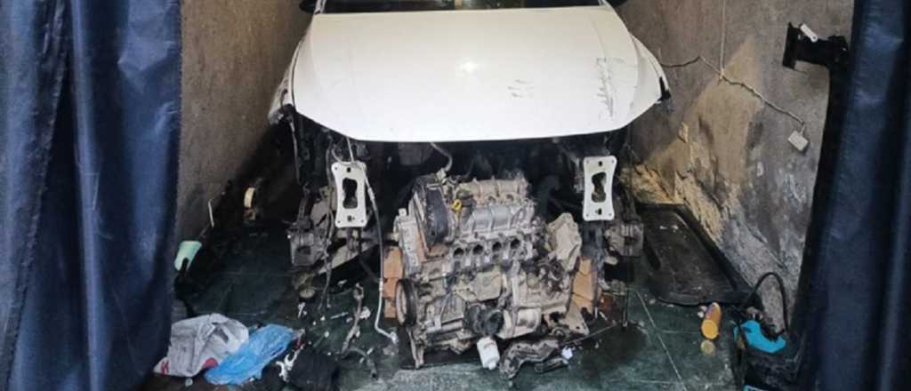 Detuvieron a un hombre en Godoy Cruz cuando desguazaba un auto robado