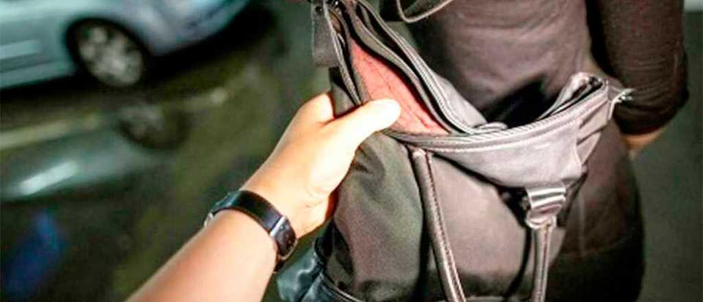 Le robaron miles de pesos a una mujer en una parada de micro de Tupungato