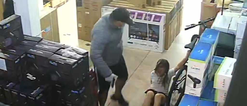 Video: le apuntaron a la cabeza a una nena de 7 años durante un asalto