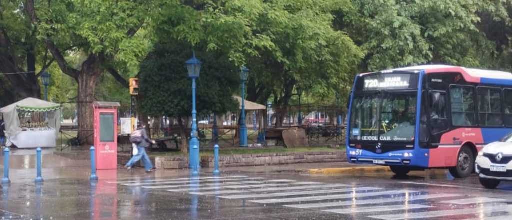 Baja la temperatura y siguen las lluvias este lunes