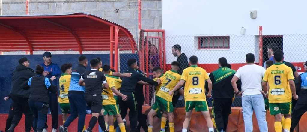 Brutal agresión de jugadores a un árbitro y a un asistente