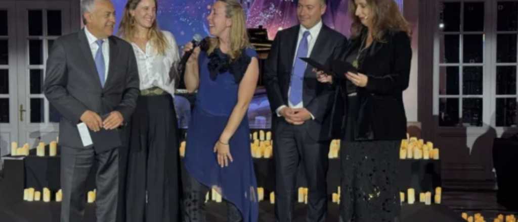 En Francia, Cornejo le entreg&oacute; el oro a una bodega mendocina