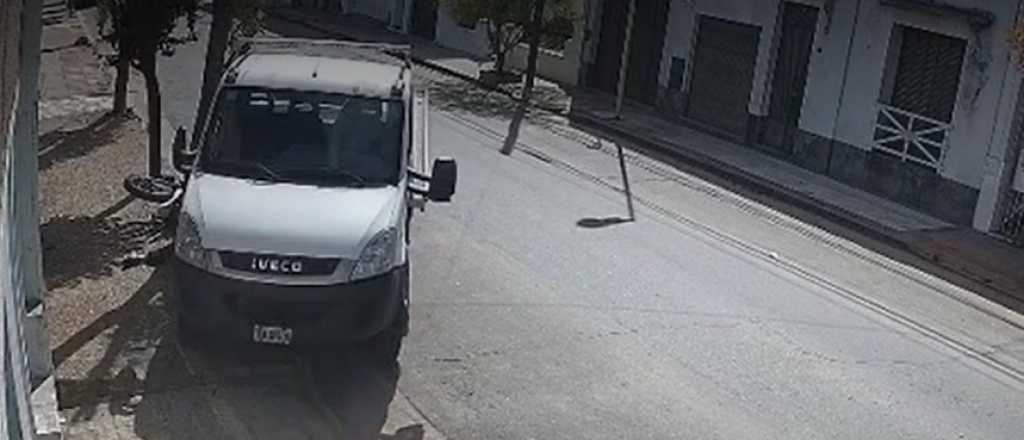 Video: un camionero chocó y mató a un motociclista