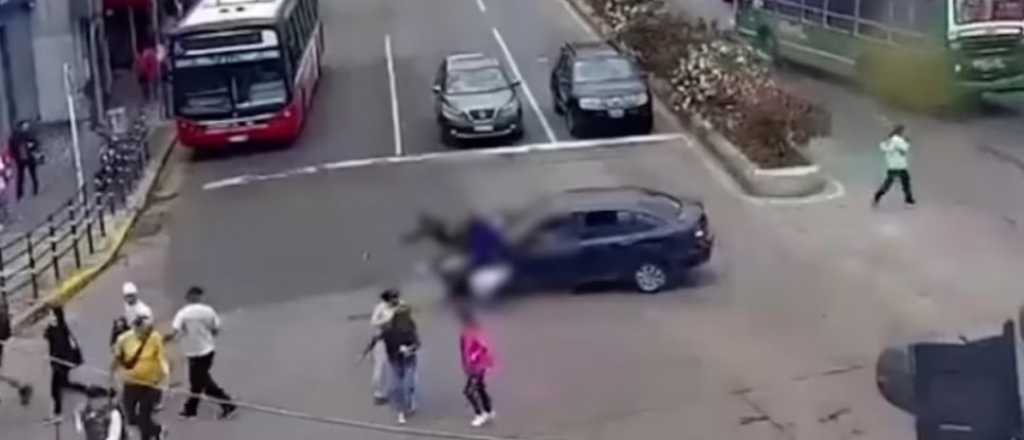 Video: un hombre manejaba en ojotas y atropelló a tres mujeres