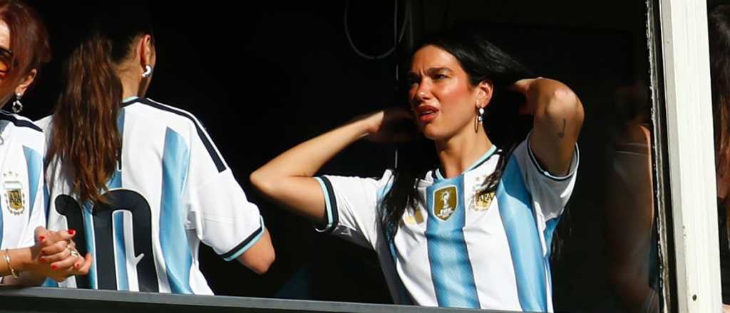 Video: Dua Lipa, presente en la Bombonera para ver el Supercl&aacute;sico
