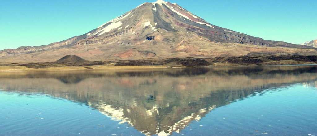Un espejo de agua a 3.300 metros en el que se refleja un volcán