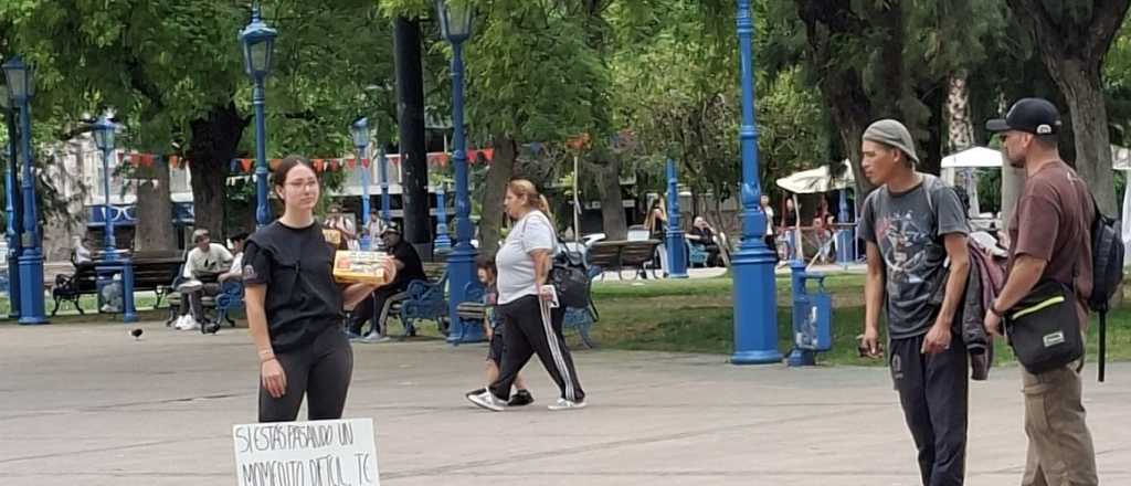 Una plaza, un cartel y un abrazo: la iniciativa que emocion&oacute; a los mendocinos