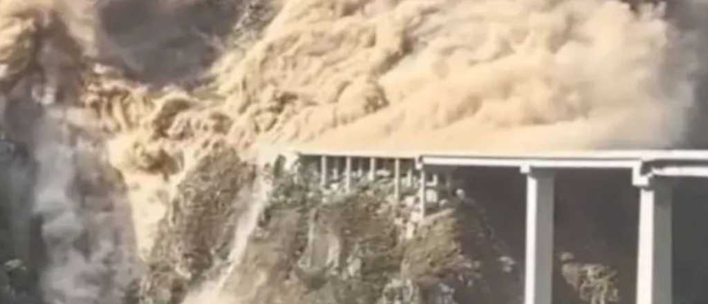 Video: se derrumbó un puente en China de más de 700 metros 