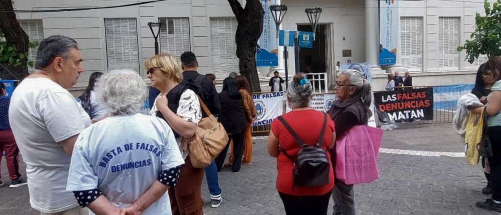 Reclamo por falsas denuncias: "Mis hijos estuvieron 3 años presos"